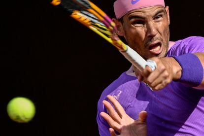 Nadal golpea la pelota durante la semifinal contra Reilly Opelka en Roma.