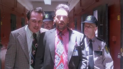 Tommy Lee Jones, Tom Sizemore, Everett Quinton y Pruitt Taylor Vince (detrás), en 'Asesinos natos' (1994).