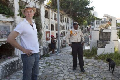 El escritor holandés Tommy Wieringa, en el cementerio de Cartagena de Indias.