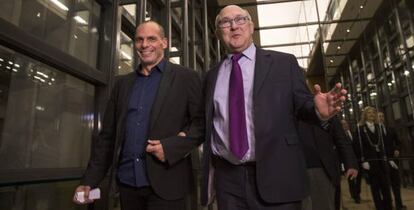 El ministre francès de Finances, Michel Sapin (dreta), al costat del seu homòleg a Grècia, Iannis Varufakis, ahir a París.