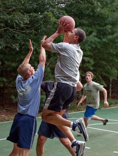 26 de agosto de 2009. Barack juega al baloncesto con empleados de la Casa Blanca durante unas vacaciones en Martha's Vineyard.