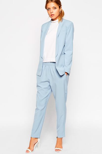 Traje en azul pastel de la línea premium de Asos (la chaqueta cuesta 67,99 euros y el pantalón 47,99).