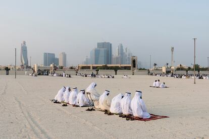 Hombres emiratíes rezan en la mezquita Musalla Al Eid de Dubái durante la fiesta del sacrificio.