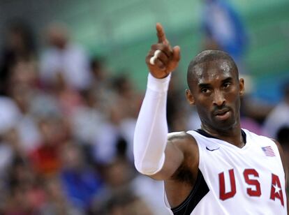 Bryant celebra una canasta en el partido de cuartos de final de baloncesto de los Juegos Olímpicos de Pekín entre Estados Unidos y Australia en agosto de 2008.