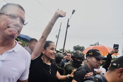 Luisa González, candidata presidencial del partido Revolución Ciudadana, saluda tras votar en la segunda vuelta de las elecciones presidenciales en Canuto, Ecuador.