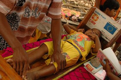 Timor Occidental, Indonesia 2008. La práctica del trabajo humanitario choca en ocasiones con las costumbres y la cultura local. No sólo a los niños, como el de la imagen, no les suele hacer mucha gracia que los cuelguen para pesarlos o que los tumben para medirlos. Convencer a algunas de las madres para poner a sus hijos en el medidor, quizá por su similitud con otro tipo de ‘contenedor’, tampoco resultaba fácil.