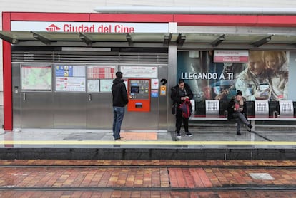 Usuarios del metro ligero esperando en una estación.