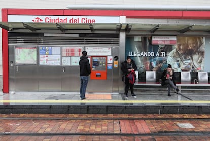 Usuarios del metro ligero esperando en una estaci&oacute;n.