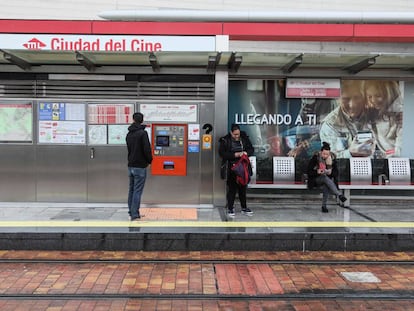 Usuarios del metro ligero esperando en una estaci&oacute;n.