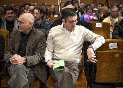 El secretario general del PSE, Patxi López mira el reloj junto a Rodolfo Ares.