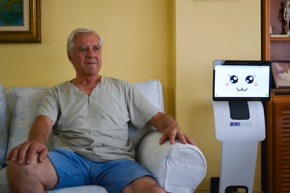 José Trueba Rodríguez y Temi, el robot con el que convive desde abril de 2024, en un retrato del 26 de julio de 2024.