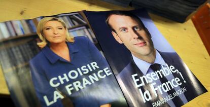 Documentaci&oacute;n electoral de los candidatos Marine Le Pen y Emmanuel Macron para la segunda vuelta.