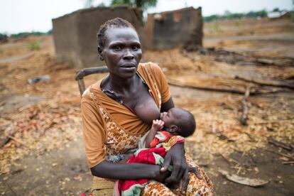 Txata Male, una madre de tres hijos, amamanta a Talata, un bebé que nació hace solo cuatro días en su cabaña de Dangaji. Sudán del Sur presenta una escalofriante tasa de mortalidad infantil: casi uno de cada 10 niños muere antes de cumplir los cinco años. La mayoría de estas muertes se debe a la falta de una buena alimentación y a enfermedades respiratorias.
