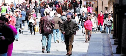 Calle peatonal repleta de comercios en Salamanca.