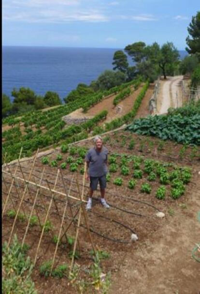 Douglas, en el huerto de su finca en Mallorca.