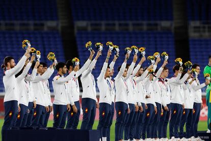 Los jugadores de la selección española de fútbol reciben en el podio la medalla de plata durante los Juegos Olímpicos 2020, el 7 de agosto en el Estadio Internacional de Yokohama.