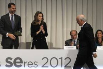 Los príncipes de Asturias aplauden al presidente del BBVA, Francisco González, a quien han entregado uno de los premios que concede la Fundación SERES (Sociedad y Empresa Responsable) para distinguir la innovación y el compromiso social de las empresas, cuyo acto han presidido hoy. EFE/Ballesteros