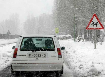 Aspecto que presentaba la C-615 que va de Palencia a Riaño, a su paso por Velilla del Río Carrión, después de las intensas nevadas debido al temporal de frío y nieve que azota la provincia de Palencia.