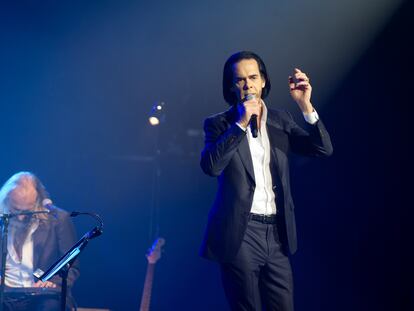 Nick Cave, en primer plano, durante su actuación con Warren Ellis en la Salle Pleyel el pasado 12 de octubre en París.