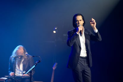 Nick Cave, en primer plano, durante su actuación con Warren Ellis en la Salle Pleyel el pasado 12 de octubre en París.