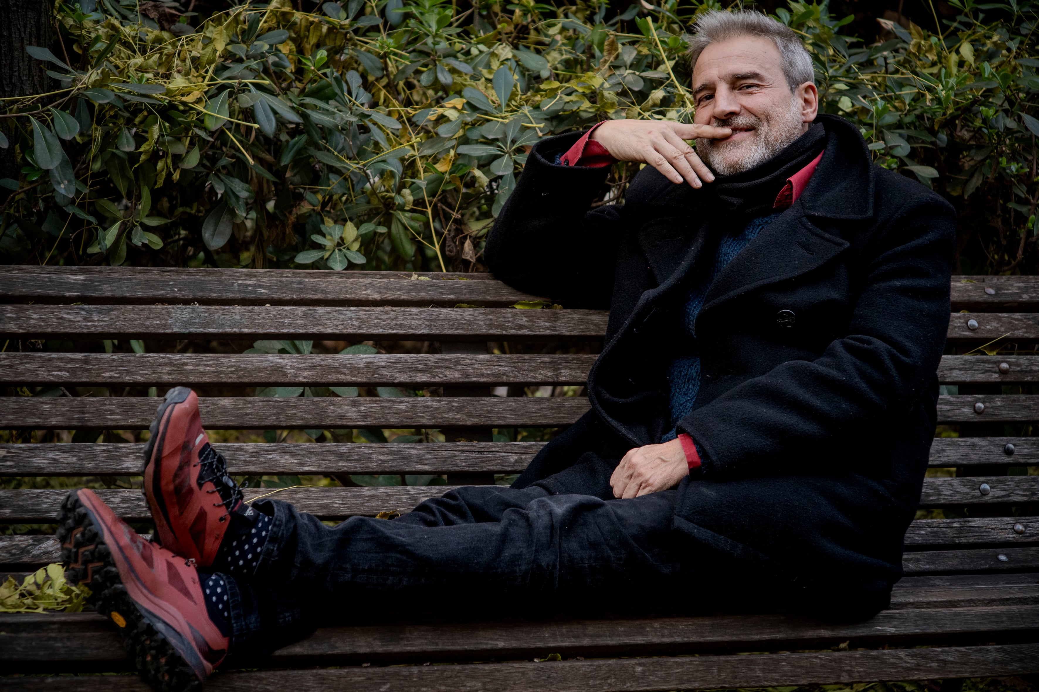 Alberto San Juan, en un banco de la zona común de la urbanización del centro de Madrid donde reside.