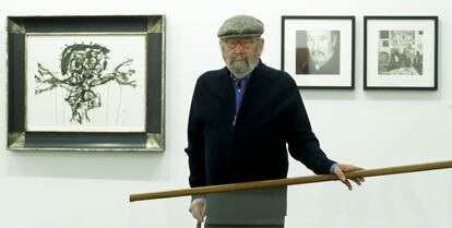 José Manuel Caballero Bonald posa ante un cuadro de Antonio Saura y dos fotografías de Colita, de la exposición 'Desaprendizajes', dedicada a su obra y montada por la galería Fernández-Braso de Madrid, en 2017. 