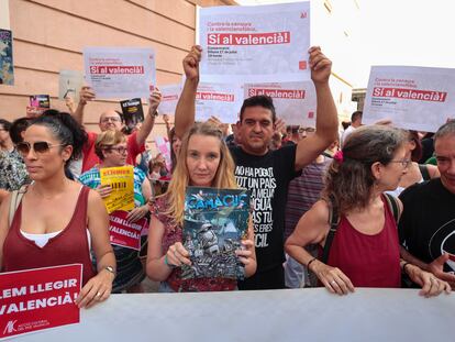 Manifestació a Borriana per protestar per la retirada de les subscripcions de la biblioteca municipal.