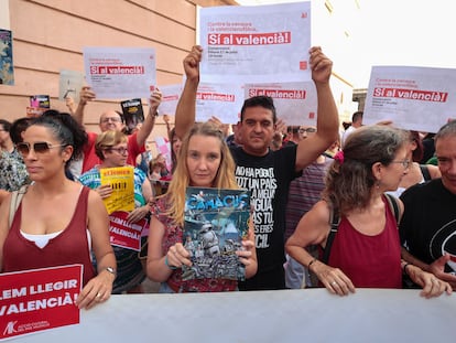 Manifestació a Borriana per protestar per la retirada de les subscripcions de la biblioteca municipal.