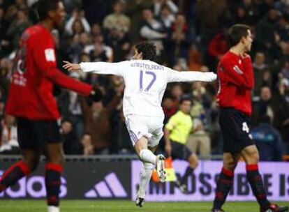 Van Nistelrooy celebra el primer gol del Madrid a Osasuna.