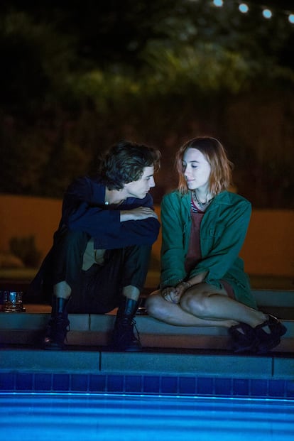 Imagen de la película 'Lady Bird', en la que la protagonista que da nombre al filme (Saoirse Ronan) pierde la virginidad con Kyle Scheible (Timothée Chalamet).