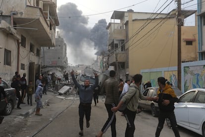 Palestinos huyen de un ataque israelí en Rafah, este miércoles, al sur de la franja de Gaza.