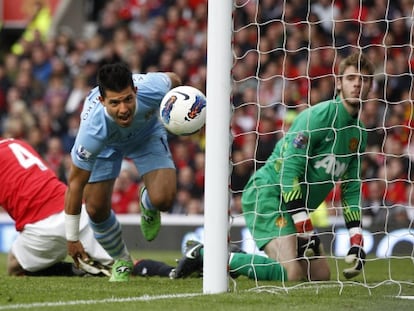 Agüero marca en un duelo ante el Manchester United.
