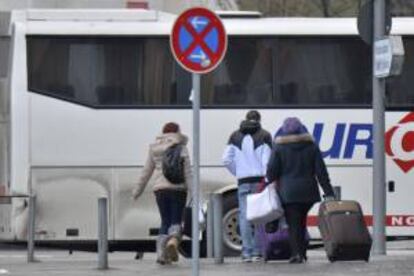 Varios pasajeros abandonan un autobús en la Estación Central de autobuses de Berlín (Alemania). EFE/Archivo