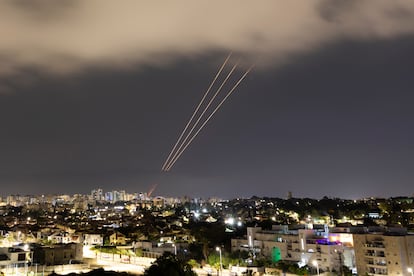 Proyectiles del sistema antimisiles de Israel tras el lanzamiento de drones y misiles desde Irán, visto desde la ciudad de Ashkelon, este domingo.