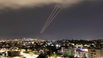 Proyectiles del sistema antimisiles de Israel tras el lanzamiento de drones y misiles desde Irán, visto desde la ciudad de Ashkelon, este domingo.