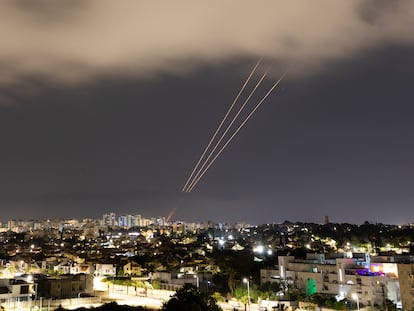 Proyectiles del sistema antimisiles de Israel tras el lanzamiento de drones y misiles desde Irán, visto desde la ciudad de Ashkelon, este domingo.