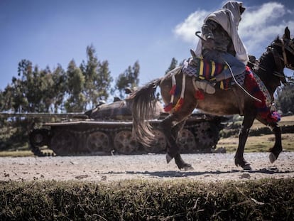 Un hombre montado a caballo pasa junto a los restos de un tanque eb Mesobit (Etiopía).