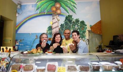 Mar&iacute;a Bernadete (segunda por izquierda), chef y due&ntilde;a del local brasile&ntilde;o Coco Tropical, ubicado en la plaza de Lavapi&eacute;s, Madrid. 