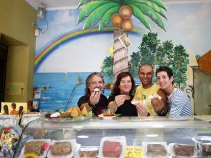 Mar&iacute;a Bernadete (segunda por izquierda), chef y due&ntilde;a del local brasile&ntilde;o Coco Tropical, ubicado en la plaza de Lavapi&eacute;s, Madrid. 