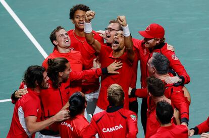 Los miembros de Canadá felicitan a Aliassime por su victoria contra De Miñaur en el Martín Carpena.