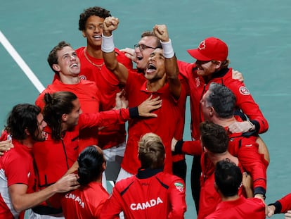 Los miembros de Canadá felicitan a Aliassime por su victoria contra De Miñaur en el Martín Carpena.