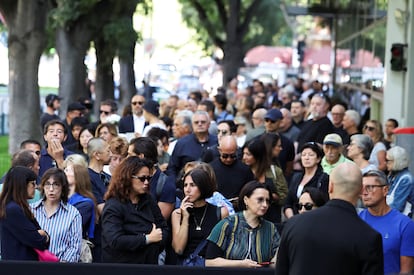 Largas colas en el exterior del Armani/Teatro para acceder a la capilla ardiente de Giorgio Armani en Milán, este sábado. 