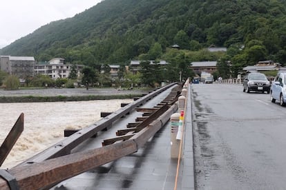 Uma balaustrada derrubada na emblemática Ponte Togetsu, em Quioto (Japão).