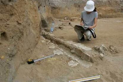 Una arqueóloga dibuja los restos encontrados en el solar de la Ciudad de la Justicia, en Cádiz.