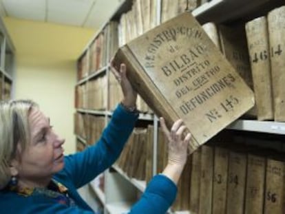 Una empleada muestra los libros del archivo del Registro Civil de Bilbao.