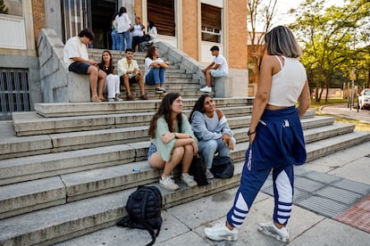 Varios alumnos charlaban el lunes en la Ciudad Universitaria de Madrid.