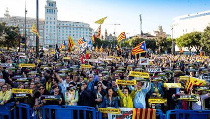 Cientos de personas participan desde cerca de las 20.00 horas en la concentración convocada por las fuerzas soberanistas en la plaza Catalunya de Barcelona con motivo del final del juicio del 'procés' en el Tribunal Supremo.