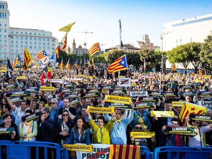 Cientos de personas participan desde cerca de las 20.00 horas en la concentración convocada por las fuerzas soberanistas en la plaza Catalunya de Barcelona con motivo del final del juicio del 'procés' en el Tribunal Supremo.