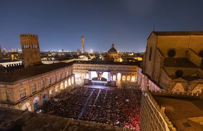 Proyección en la plaza Mayor de Bolonia de 'Granujas a todo ritmo', en el marco del festival Il cinema ritrovato, en el verano de 2022, con la presencia del director del filme, John Landis.