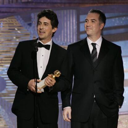 El director Alexander Payne (izquierda) y Jim Taylor recogen el premio al mejor guión para <i>Sideways,</i> que también logró el galardón a la mejor comedia.
